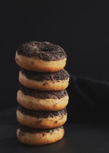 Donuts chocolat avec glacage a la machine a donuts