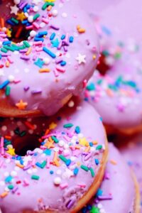 Donuts fraise avec glacage rose machine a donuts