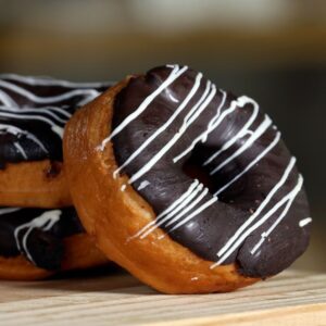 Donut pistache avec glacage vert machine a donuts